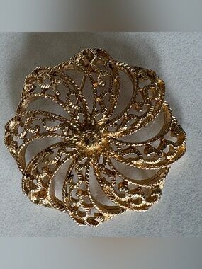 Sarah Coventry Gold Filigree Floral Brooch